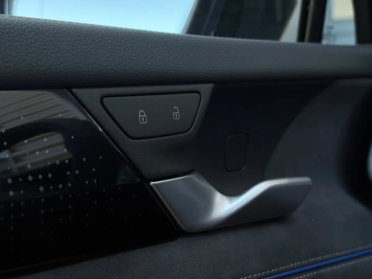 R-Line Edition | Trekhaak | 'App-Connect' draadloze smartphone integratie | Automatische afstandsregeling (Adaptive Cruise Control) | Buitenspiegels elektrisch instel-, verwarm- en inklapbaa