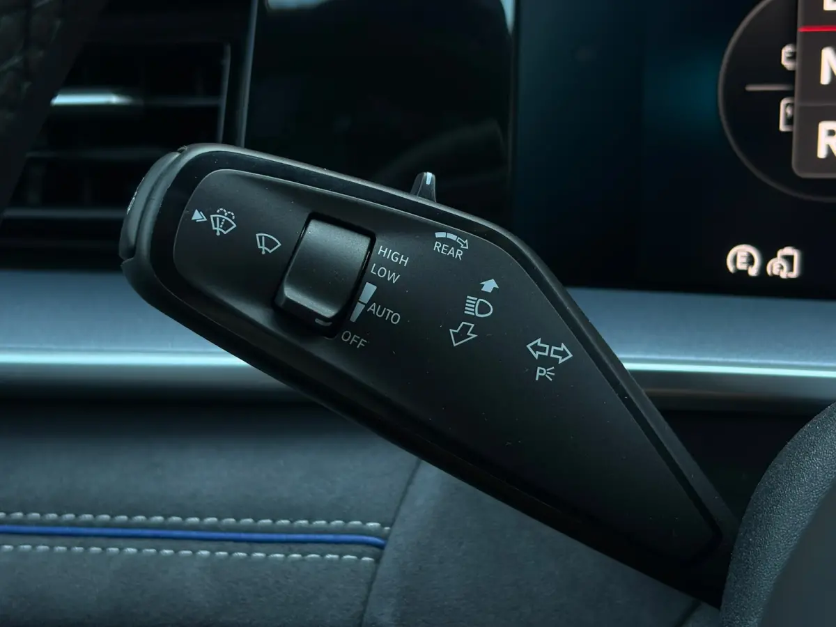 R-Line Edition | Trekhaak | 'App-Connect' draadloze smartphone integratie | Automatische afstandsregeling (Adaptive Cruise Control) | Buitenspiegels elektrisch instel-, verwarm- en inklapbaa