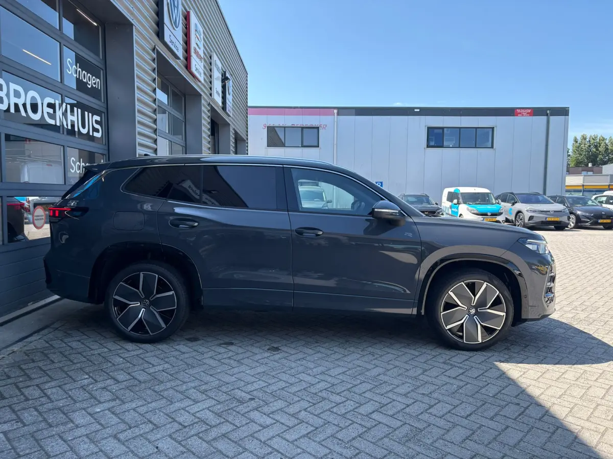 R-Line Edition | Trekhaak | 'App-Connect' draadloze smartphone integratie | Automatische afstandsregeling (Adaptive Cruise Control) | Buitenspiegels elektrisch instel-, verwarm- en inklapbaa