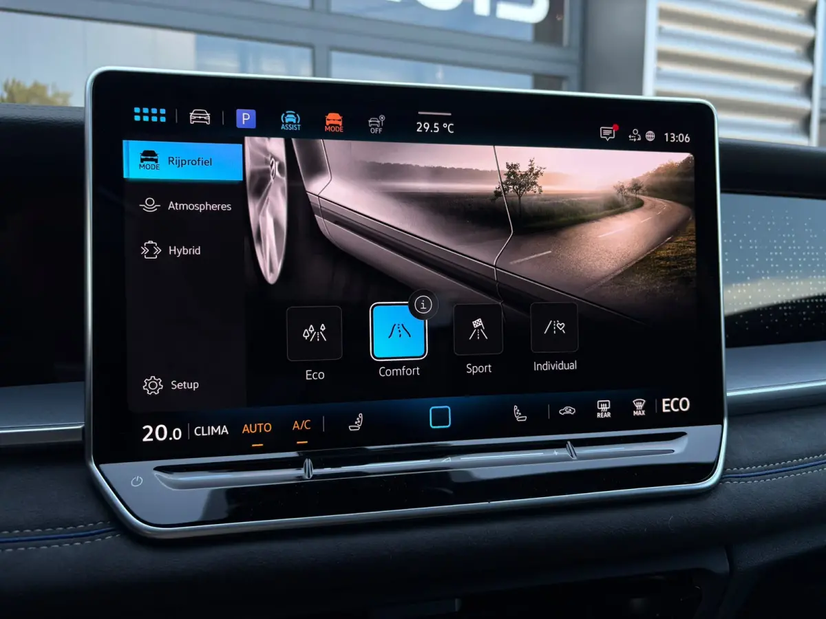 R-Line Edition | Trekhaak | 'App-Connect' draadloze smartphone integratie | Automatische afstandsregeling (Adaptive Cruise Control) | Buitenspiegels elektrisch instel-, verwarm- en inklapbaa
