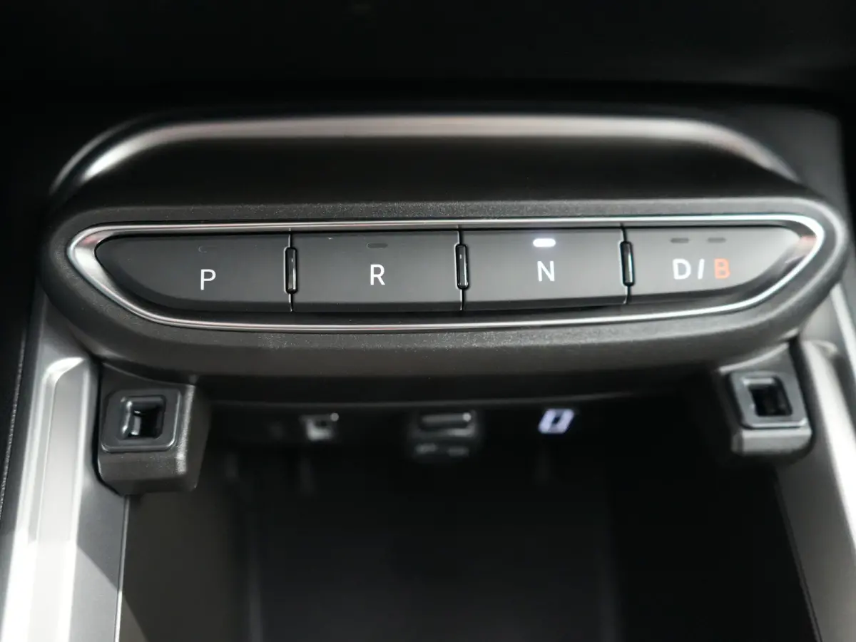Summit | 10,25" Infotainment met draadloos Apple Carplay en Android Auto | 18" Diamond Cut lichtmetalen velgen | 360 parkeersensoren