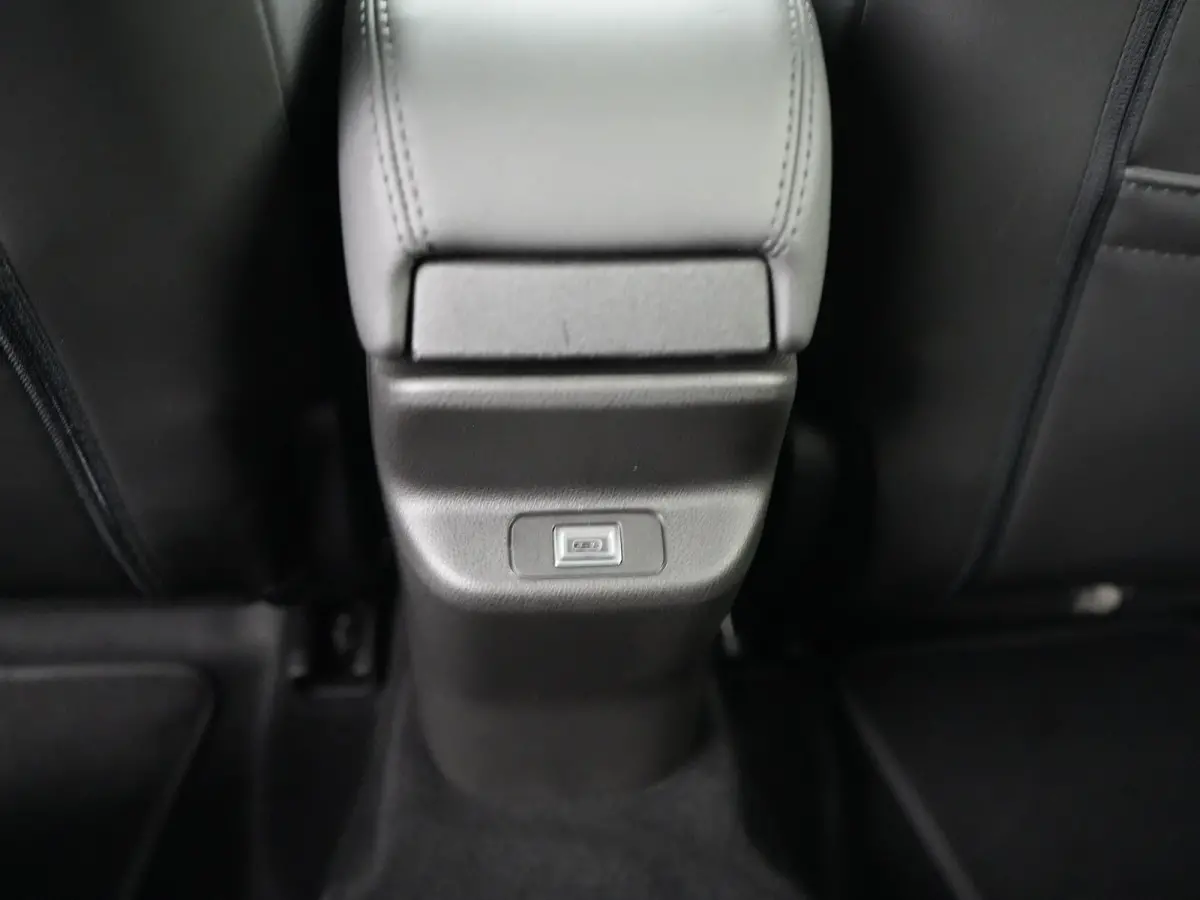 Summit | 10,25" Infotainment met draadloos Apple Carplay en Android Auto | 18" Diamond Cut lichtmetalen velgen | 360 parkeersensoren