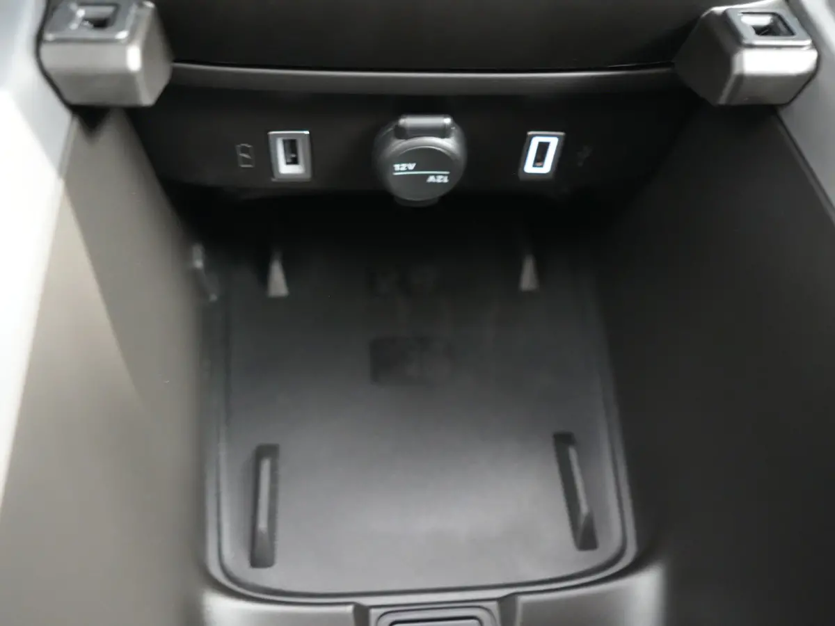 Summit | 10,25" Infotainment met draadloos Apple Carplay en Android Auto | 18" Diamond Cut lichtmetalen velgen | 360 parkeersensoren