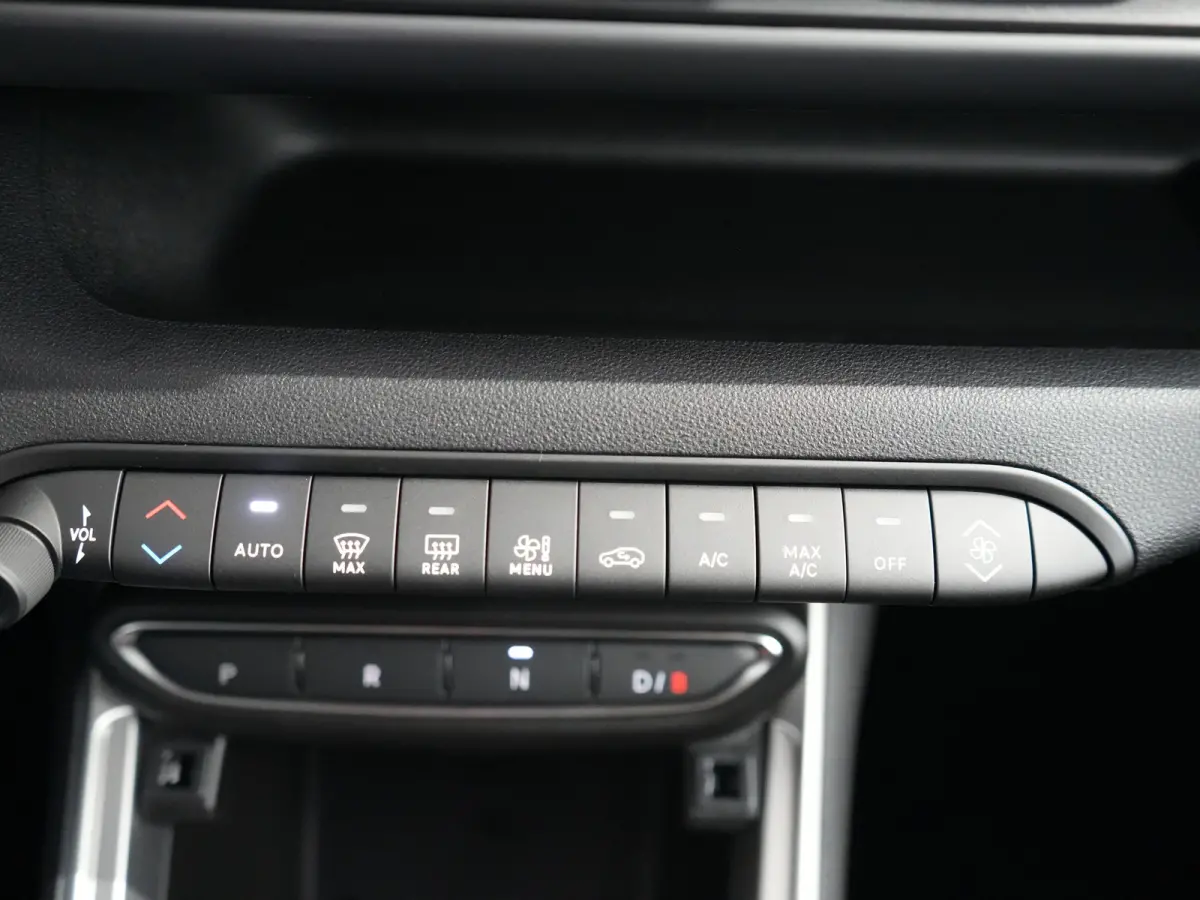 Summit | 10,25" Infotainment met draadloos Apple Carplay en Android Auto | 18" Diamond Cut lichtmetalen velgen | 360 parkeersensoren