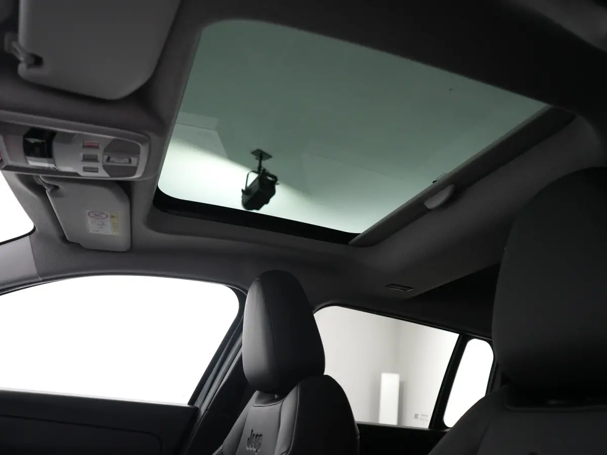 Summit | 10,25" Infotainment met draadloos Apple Carplay en Android Auto | 18" Diamond Cut lichtmetalen velgen | 360 parkeersensoren