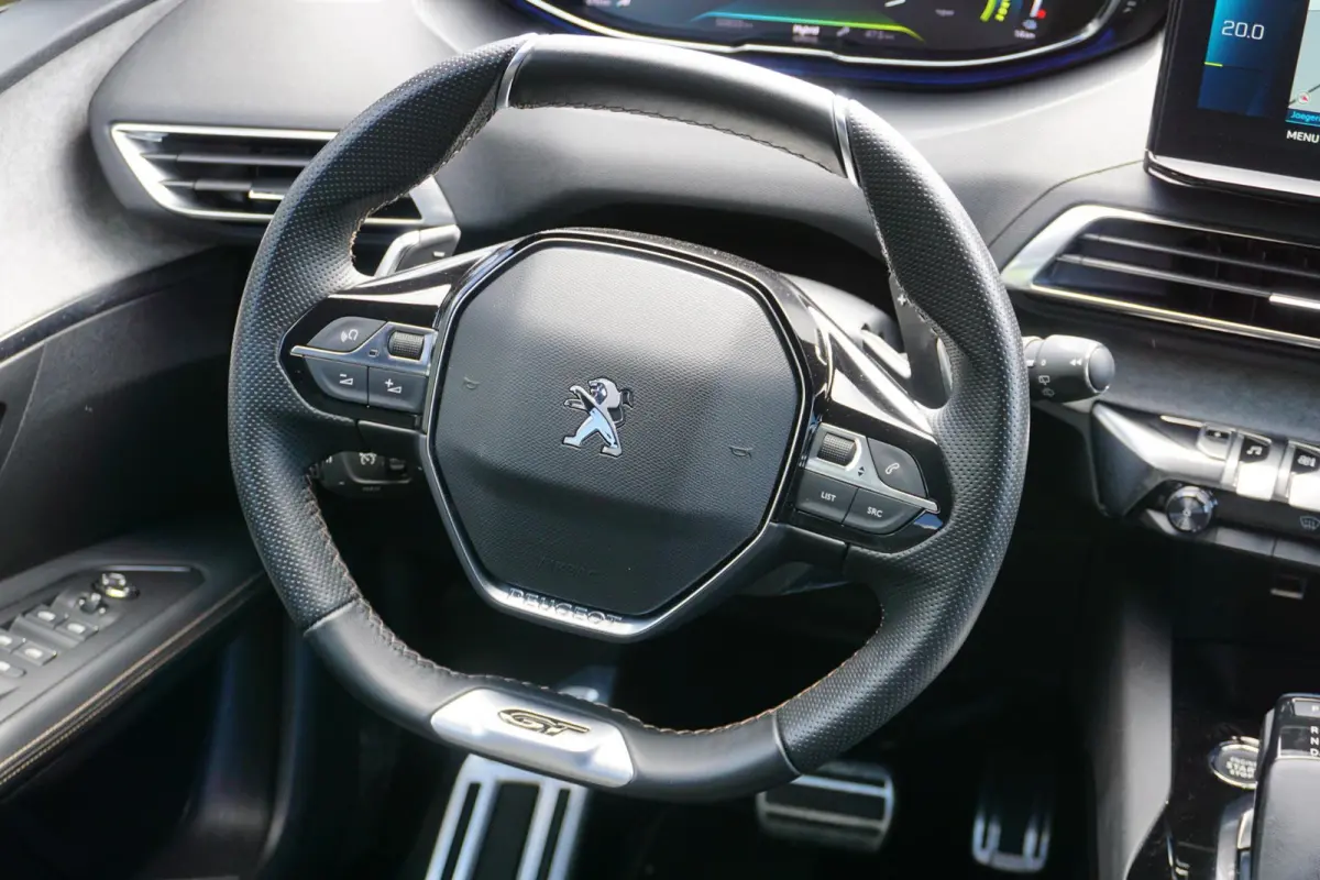 1.6 HYbrid 225 GT |Camera |Adaptive Cruise |Navi |Carplay |Full LED verlichting |LM-velgen |Climate control |Dakrails |Mooie auto |1e eigenaar