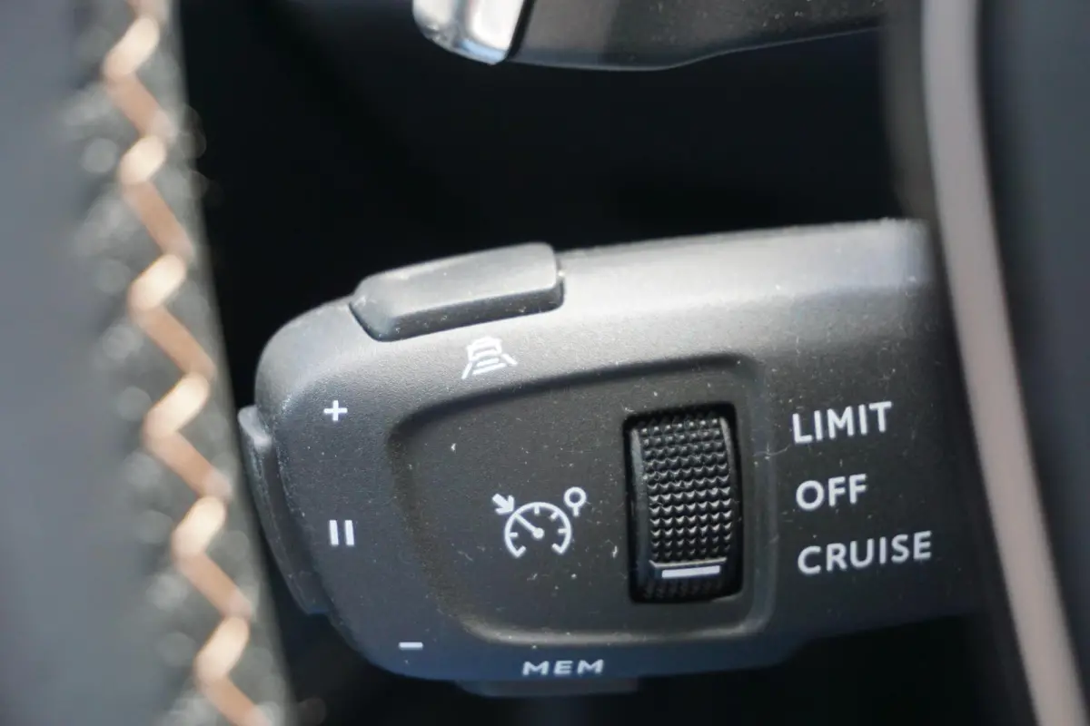 1.6 HYbrid 225 GT |Camera |Adaptive Cruise |Navi |Carplay |Full LED verlichting |LM-velgen |Climate control |Dakrails |Mooie auto |1e eigenaar