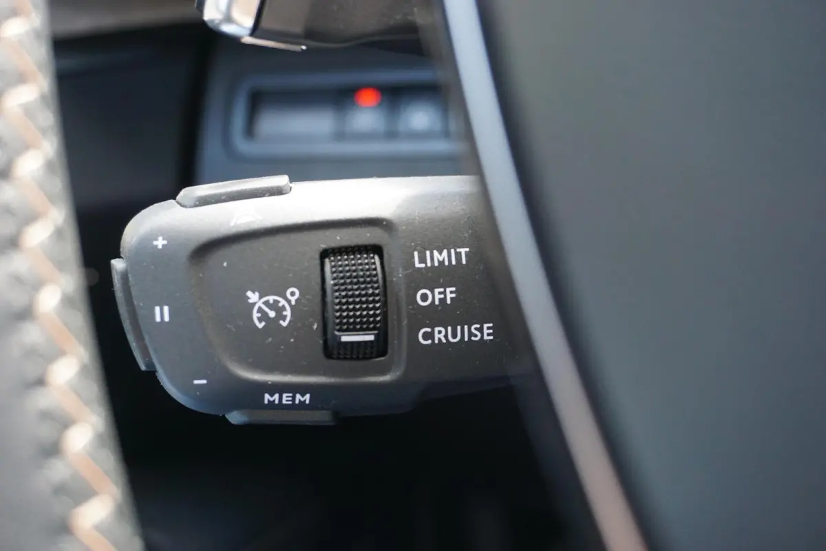 1.6 HYbrid 225 GT |Camera |Adaptive Cruise |Navi |Carplay |Full LED verlichting |LM-velgen |Climate control |Dakrails |Mooie auto |1e eigenaar