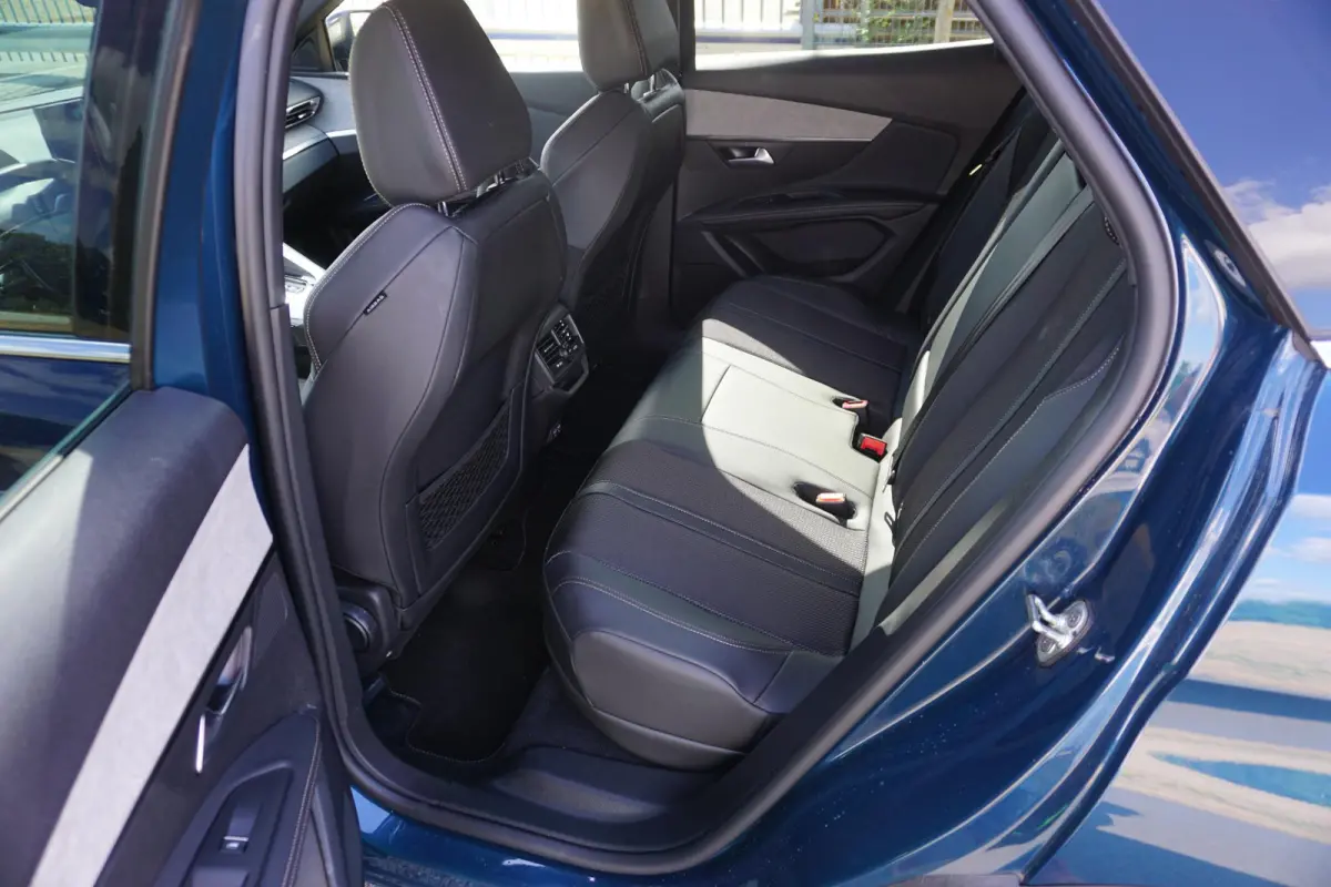1.6 HYbrid 225 GT |Camera |Adaptive Cruise |Navi |Carplay |Full LED verlichting |LM-velgen |Climate control |Dakrails |Mooie auto |1e eigenaar