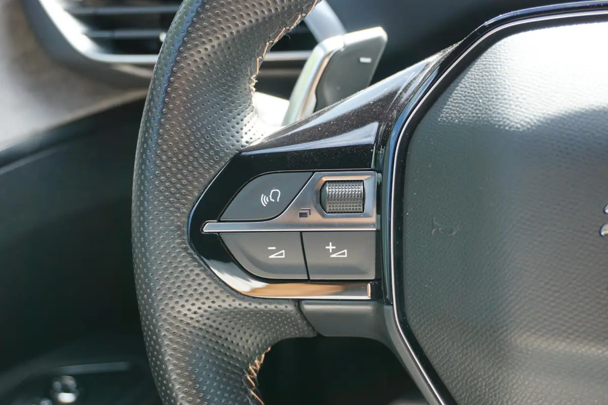 1.6 HYbrid 225 GT |Camera |Adaptive Cruise |Navi |Carplay |Full LED verlichting |LM-velgen |Climate control |Dakrails |Mooie auto |1e eigenaar