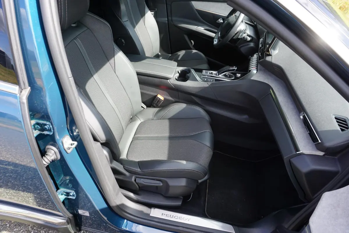 1.6 HYbrid 225 GT |Camera |Adaptive Cruise |Navi |Carplay |Full LED verlichting |LM-velgen |Climate control |Dakrails |Mooie auto |1e eigenaar