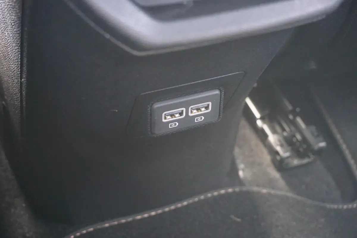 1.6 HYbrid 225 GT |Camera |Adaptive Cruise |Navi |Carplay |Full LED verlichting |LM-velgen |Climate control |Dakrails |Mooie auto |1e eigenaar