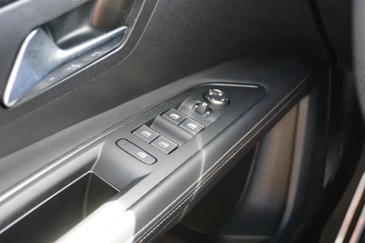 1.6 HYbrid 225 GT |Camera |Adaptive Cruise |Navi |Carplay |Full LED verlichting |LM-velgen |Climate control |Dakrails |Mooie auto |1e eigenaar