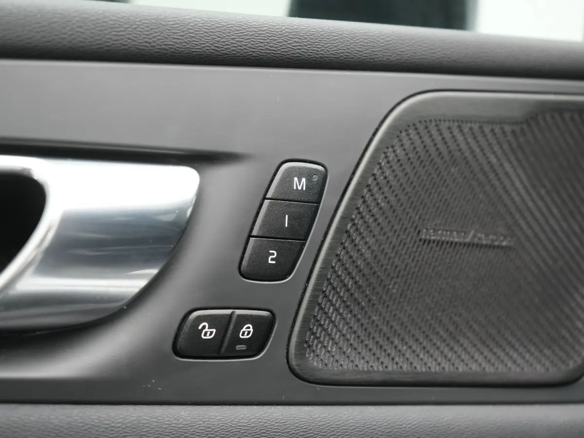 Recharge T8 AWD R-Design PHEV 391pk Dealer O.H. | Panodak | Luchtvering | Head Up | Camera | Harman & Kardon | Sportstoelen Memory & Verwarmd | 21"L.M | Apple Carplay | Keyless | Blis | Virt