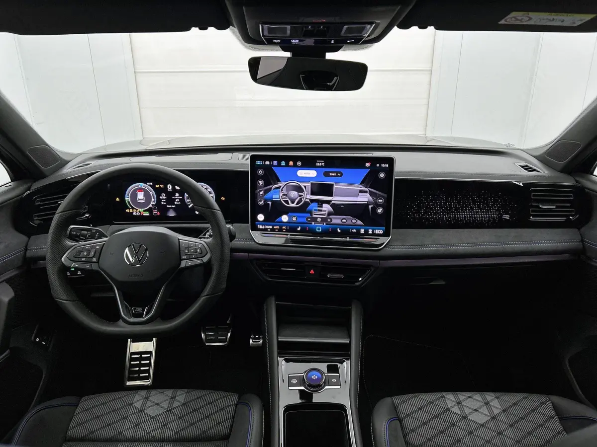 1.5 eHybrid R-Line Edition | 204PK | Automaat | Panoramaschuif-kanteldak | Black Style Pakket | Camera |