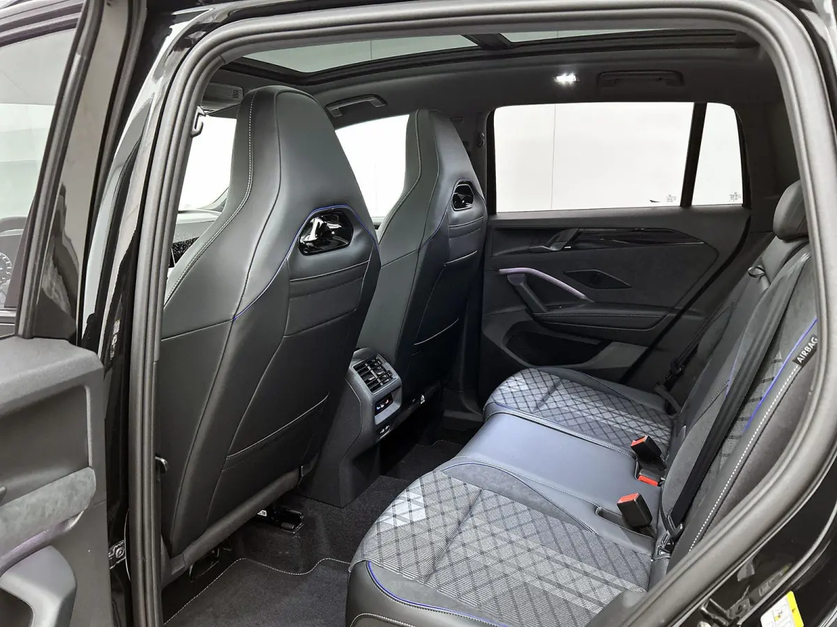 1.5 eHybrid R-Line Edition | 204PK | Automaat | Panoramaschuif-kanteldak | Black Style Pakket | Camera |