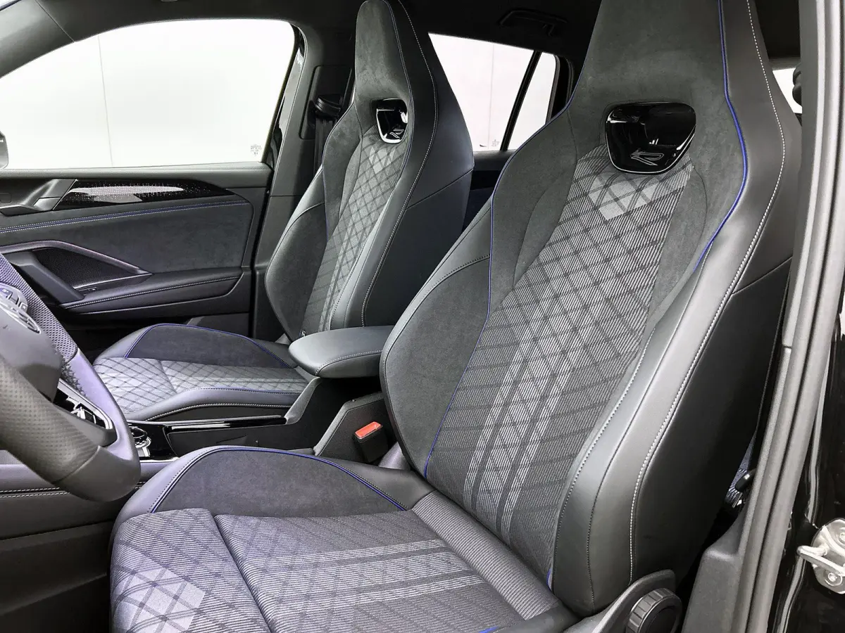 1.5 eHybrid R-Line Edition | 204PK | Automaat | Trekhaak | Black Style Pakket | Camera |