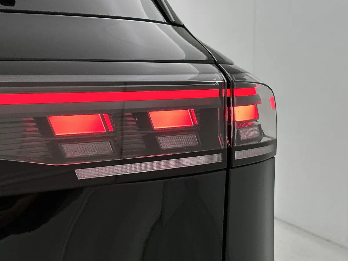 1.5 eHybrid R-Line Edition | 204PK | Automaat | Trekhaak | Black Style Pakket | Camera |