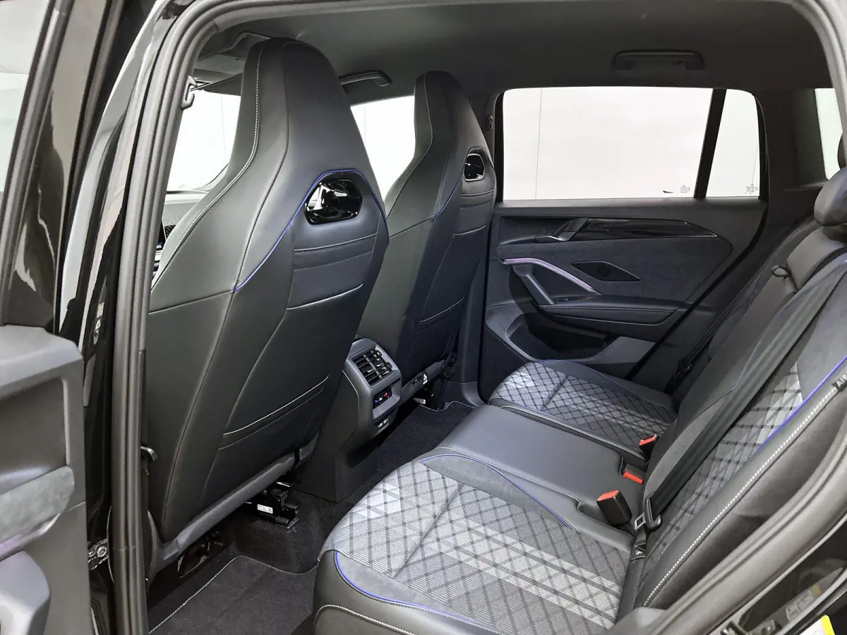 1.5 eHybrid R-Line Edition | 204PK | Automaat | Trekhaak | Black Style Pakket | Camera |