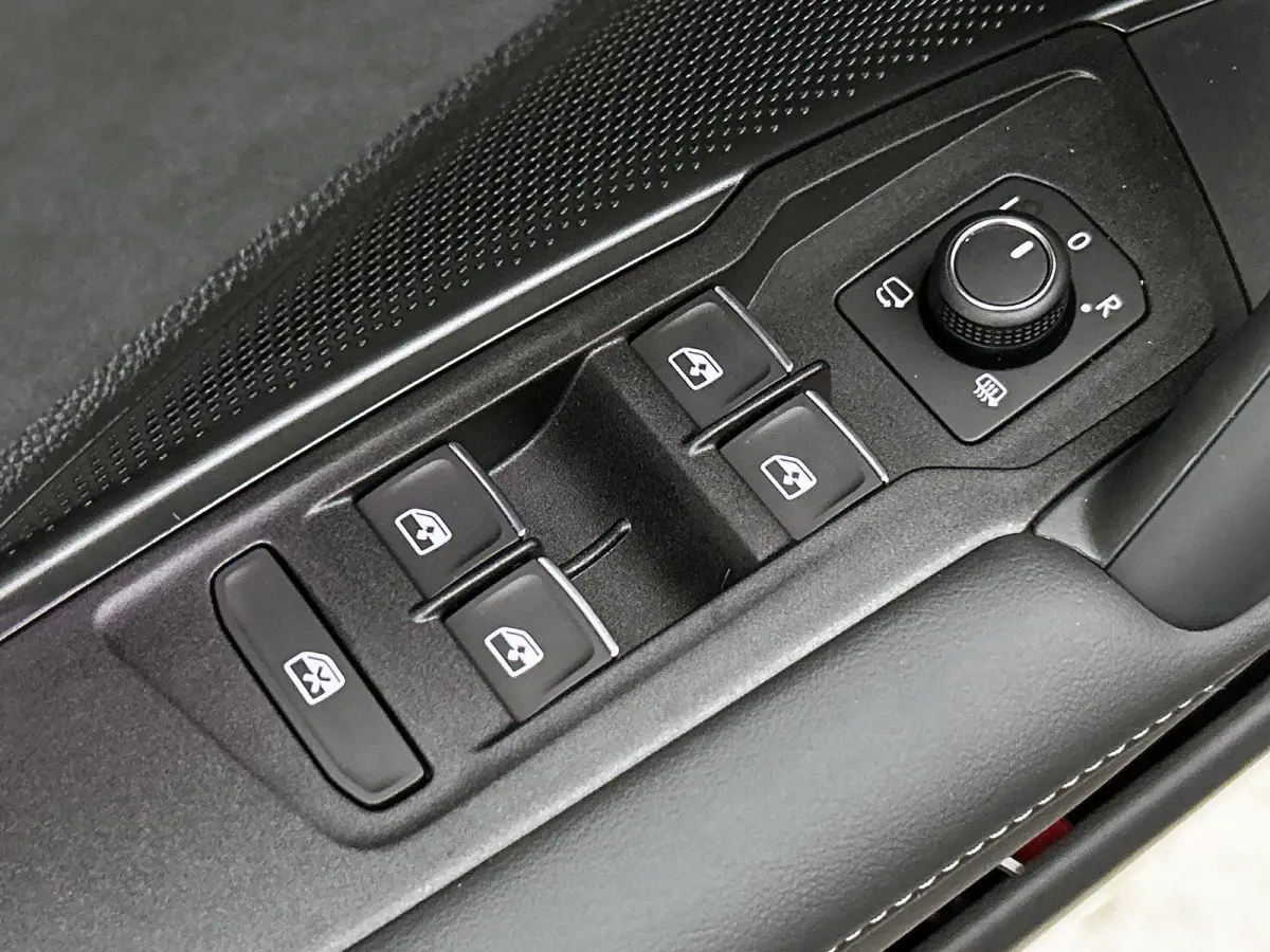 1.5 eHybrid R-Line Edition | 204PK | Automaat | Trekhaak | Black Style Pakket | Camera |