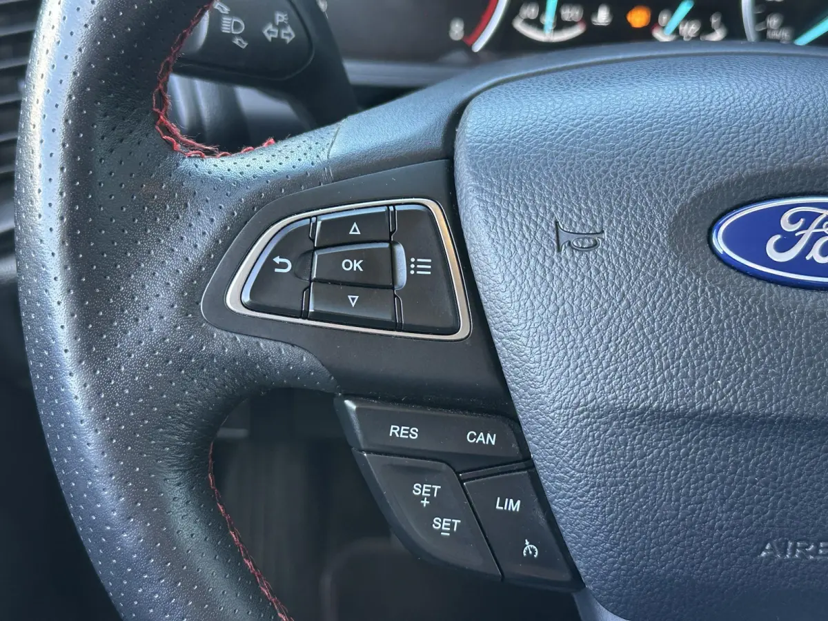 1.0 EcoBoost ST-Line Black 125PK | ZEER NETTE STAAT | BOMVOL | NIEUWE D-RIEM + BEURT | Achteruitrijcamera | Stoelverwarming | Stuurverwarming | Voorruitverwarming | Navigatie | Apple Carplay