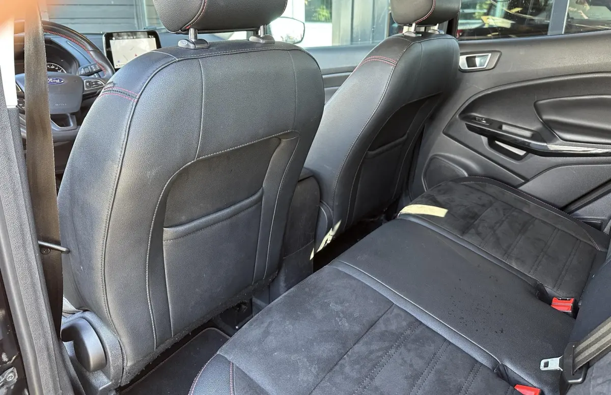 1.0 EcoBoost ST-Line Black 125PK | ZEER NETTE STAAT | BOMVOL | NIEUWE D-RIEM + BEURT | Achteruitrijcamera | Stoelverwarming | Stuurverwarming | Voorruitverwarming | Navigatie | Apple Carplay