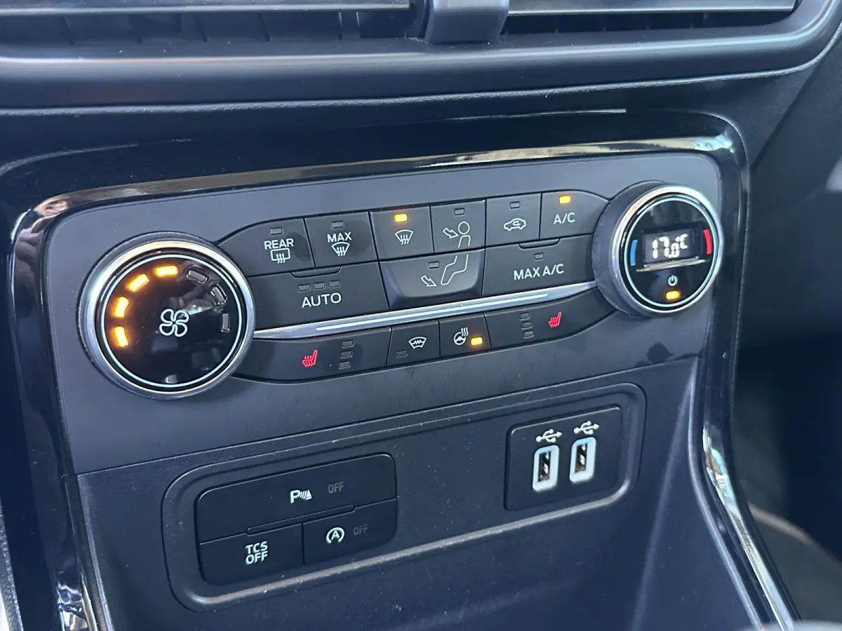 1.0 EcoBoost ST-Line Black 125PK | ZEER NETTE STAAT | BOMVOL | NIEUWE D-RIEM + BEURT | Achteruitrijcamera | Stoelverwarming | Stuurverwarming | Voorruitverwarming | Navigatie | Apple Carplay