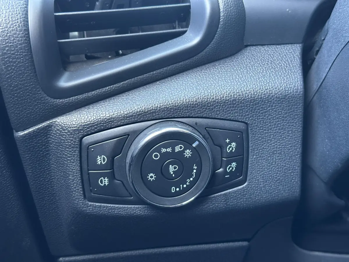 1.0 EcoBoost ST-Line Black 125PK | ZEER NETTE STAAT | BOMVOL | NIEUWE D-RIEM + BEURT | Achteruitrijcamera | Stoelverwarming | Stuurverwarming | Voorruitverwarming | Navigatie | Apple Carplay
