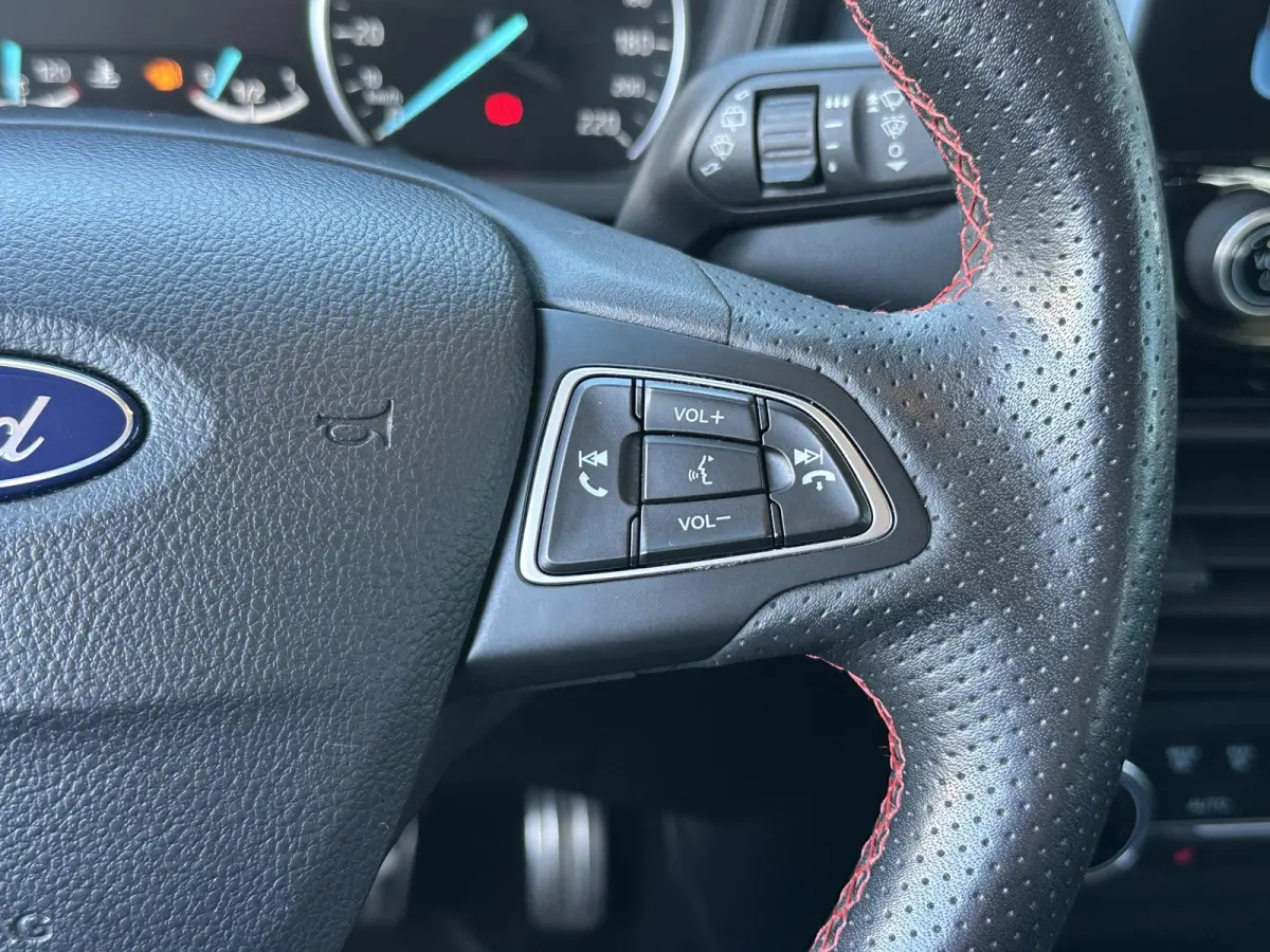 1.0 EcoBoost ST-Line Black 125PK | ZEER NETTE STAAT | BOMVOL | NIEUWE D-RIEM + BEURT | Achteruitrijcamera | Stoelverwarming | Stuurverwarming | Voorruitverwarming | Navigatie | Apple Carplay