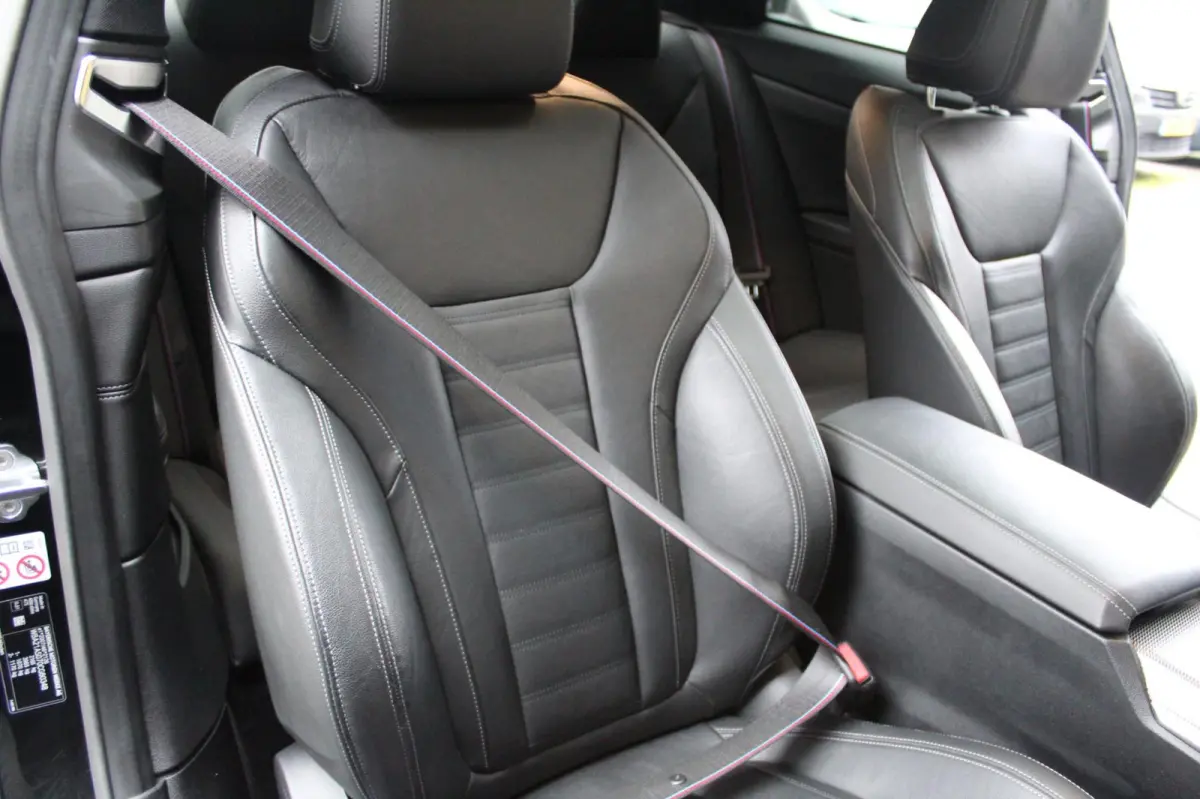 420d xDrive High Executive 190PK | M- sportpakket| BTW-AUTO | CAMERA | Panoramadak | LEDER |Sportstoelen