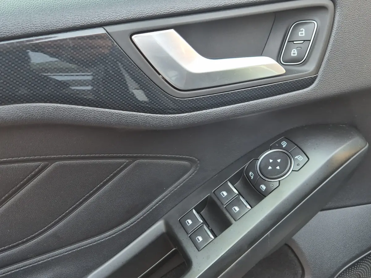 1.5 EcoBoost 150pk ST Line Automaat | Technology Pack | Stoelverwaming | 18" LMV | Privacy Glass |