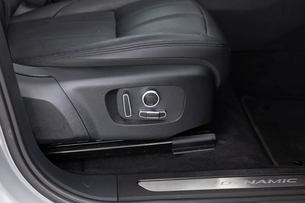 1.5 P300e AWD R-Dynamic S | PANORAMADAK | LEDER | EL. STOEL |