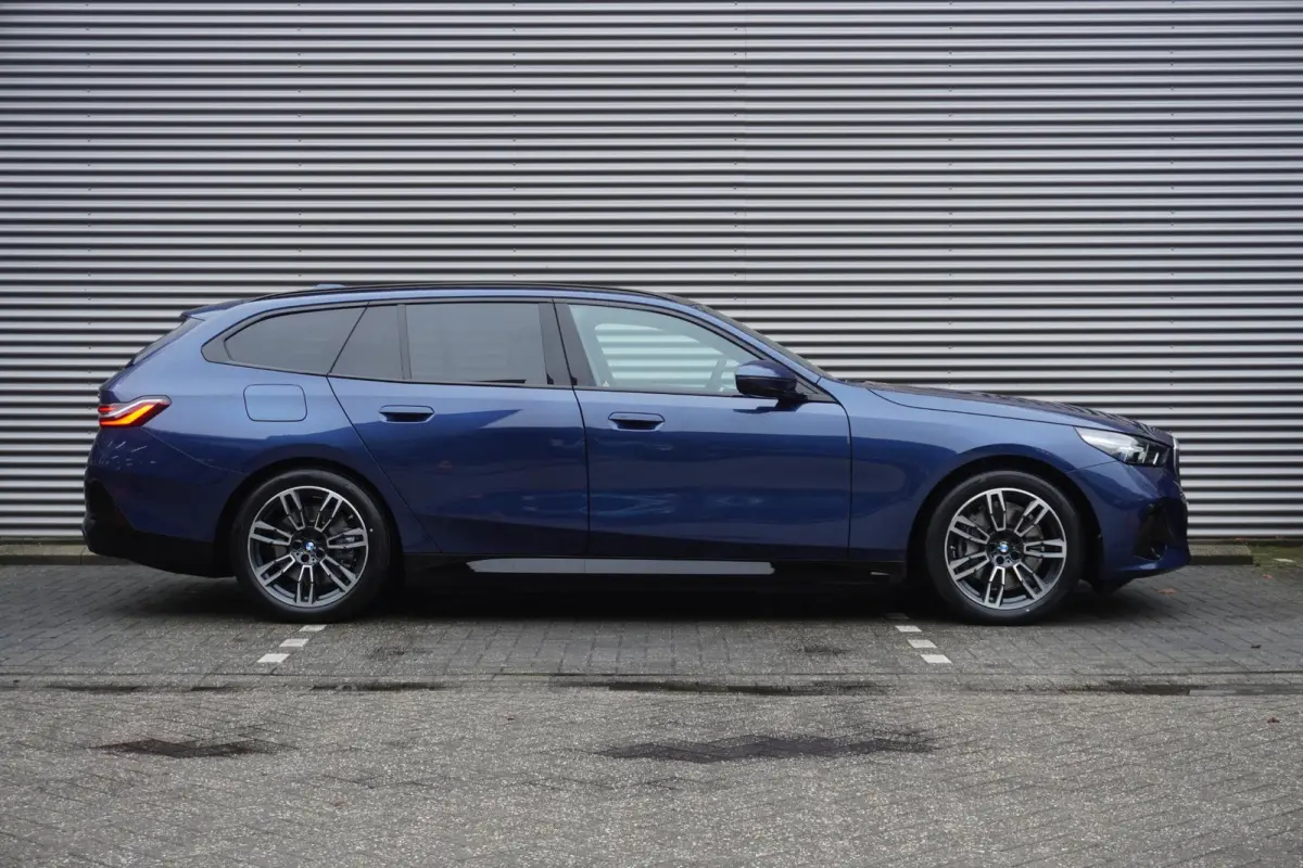 eDrive40 M Sportpakket | Comfort Pack | Trekhaak met elektrisch wegklapbare kogel | Glazen panoramadak | Driving Assistant Professional | Harman-Kardon sound system