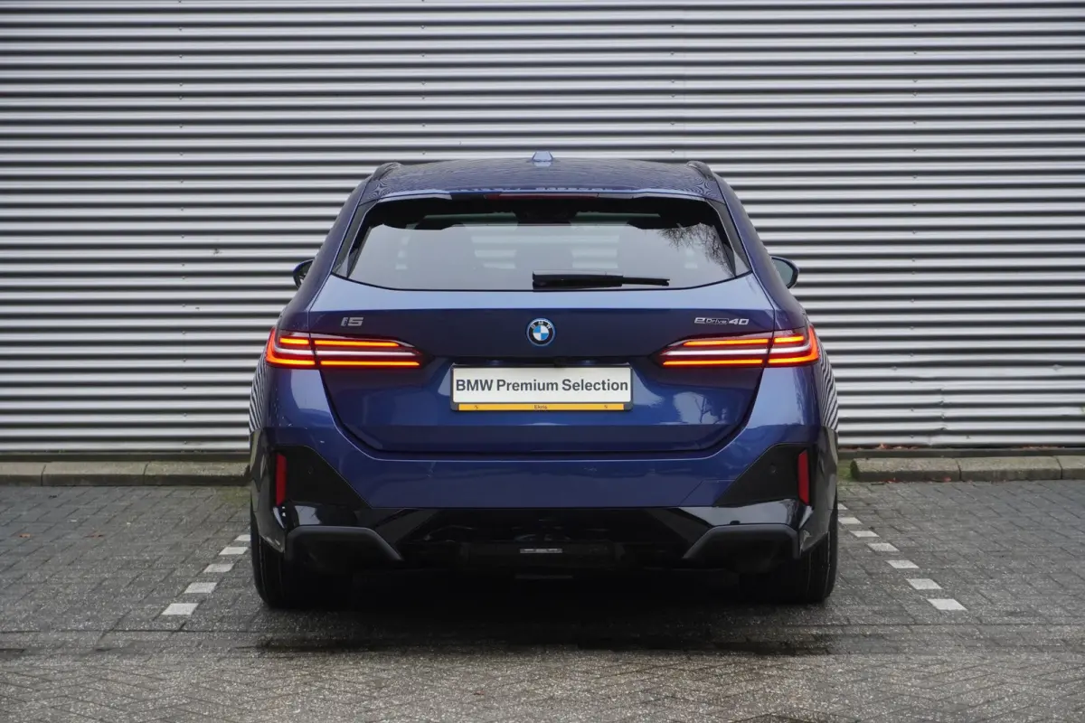 eDrive40 M Sportpakket | Comfort Pack | Trekhaak met elektrisch wegklapbare kogel | Glazen panoramadak | Driving Assistant Professional | Harman-Kardon sound system
