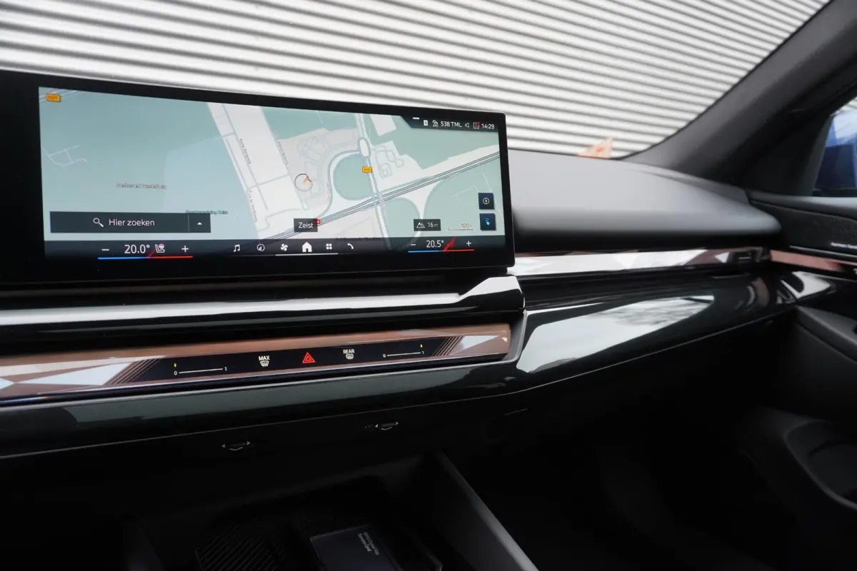 eDrive40 M Sportpakket | Comfort Pack | Trekhaak met elektrisch wegklapbare kogel | Glazen panoramadak | Driving Assistant Professional | Harman-Kardon sound system