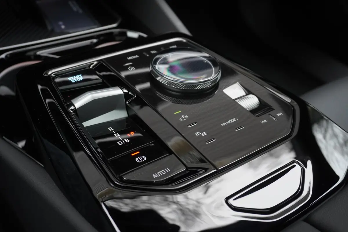 eDrive40 M Sportpakket | Comfort Pack | Trekhaak met elektrisch wegklapbare kogel | Glazen panoramadak | Driving Assistant Professional | Harman-Kardon sound system