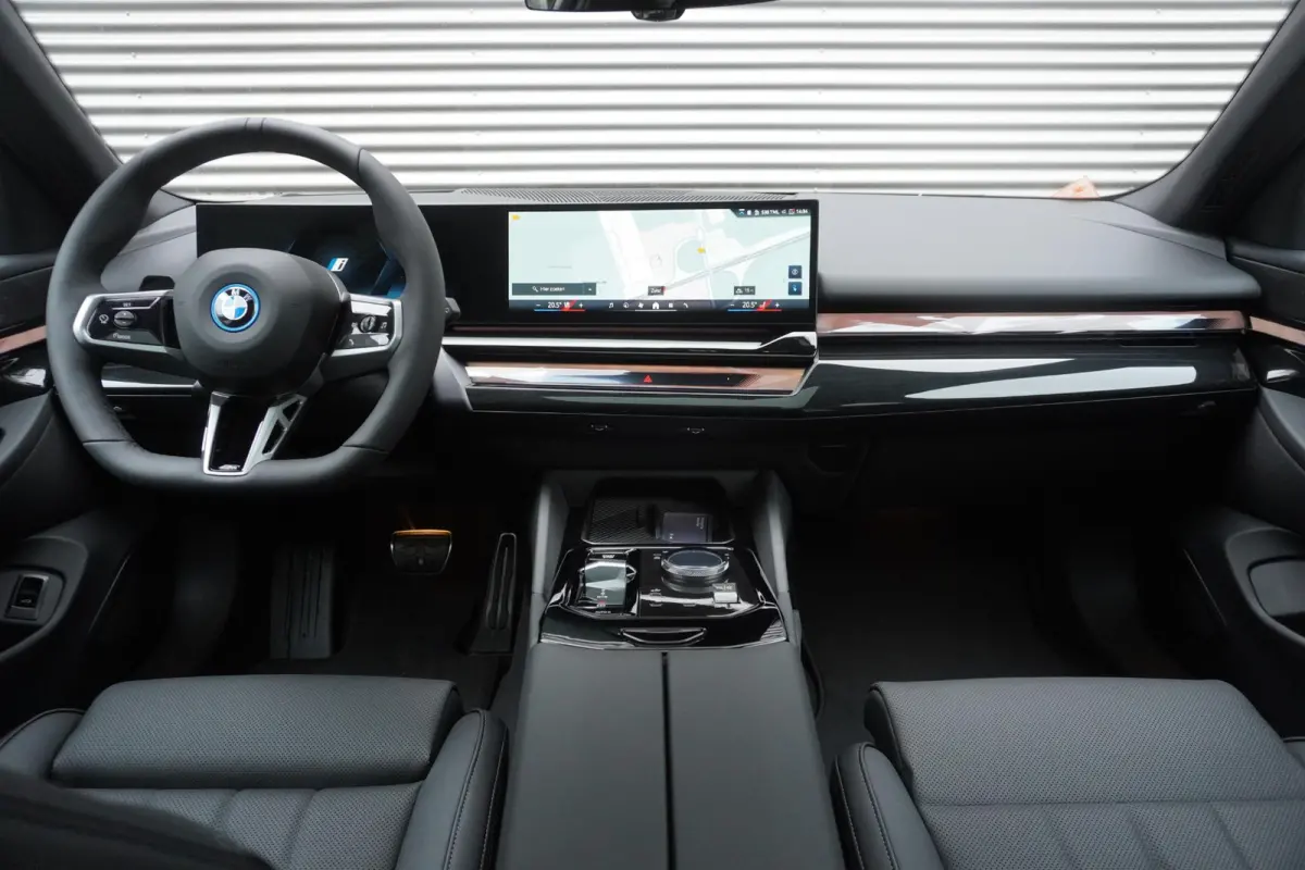 eDrive40 M Sportpakket | Comfort Pack | Trekhaak met elektrisch wegklapbare kogel | Glazen panoramadak | Driving Assistant Professional | Harman-Kardon sound system