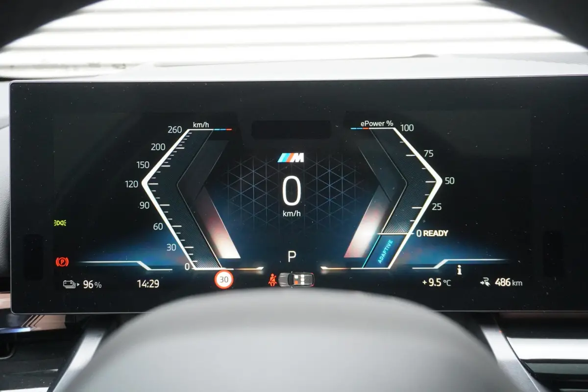 eDrive40 M Sportpakket | Comfort Pack | Trekhaak met elektrisch wegklapbare kogel | Glazen panoramadak | Driving Assistant Professional | Harman-Kardon sound system