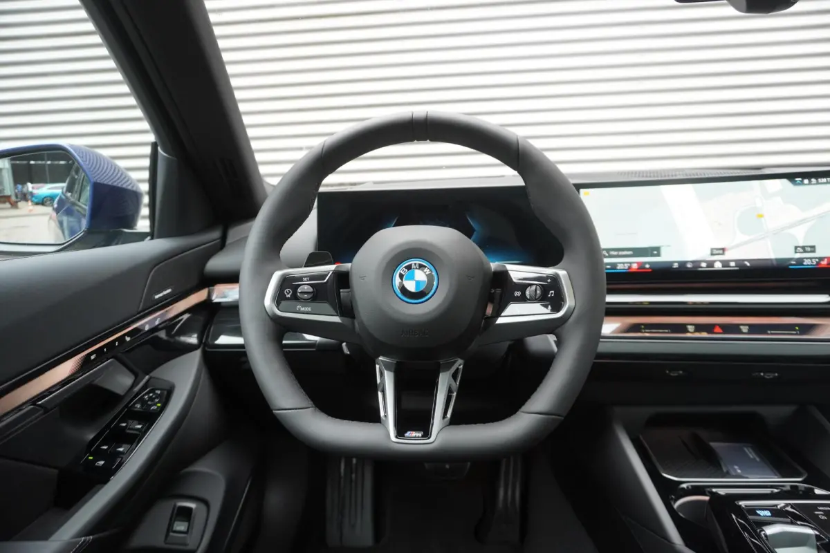 eDrive40 M Sportpakket | Comfort Pack | Trekhaak met elektrisch wegklapbare kogel | Glazen panoramadak | Driving Assistant Professional | Harman-Kardon sound system