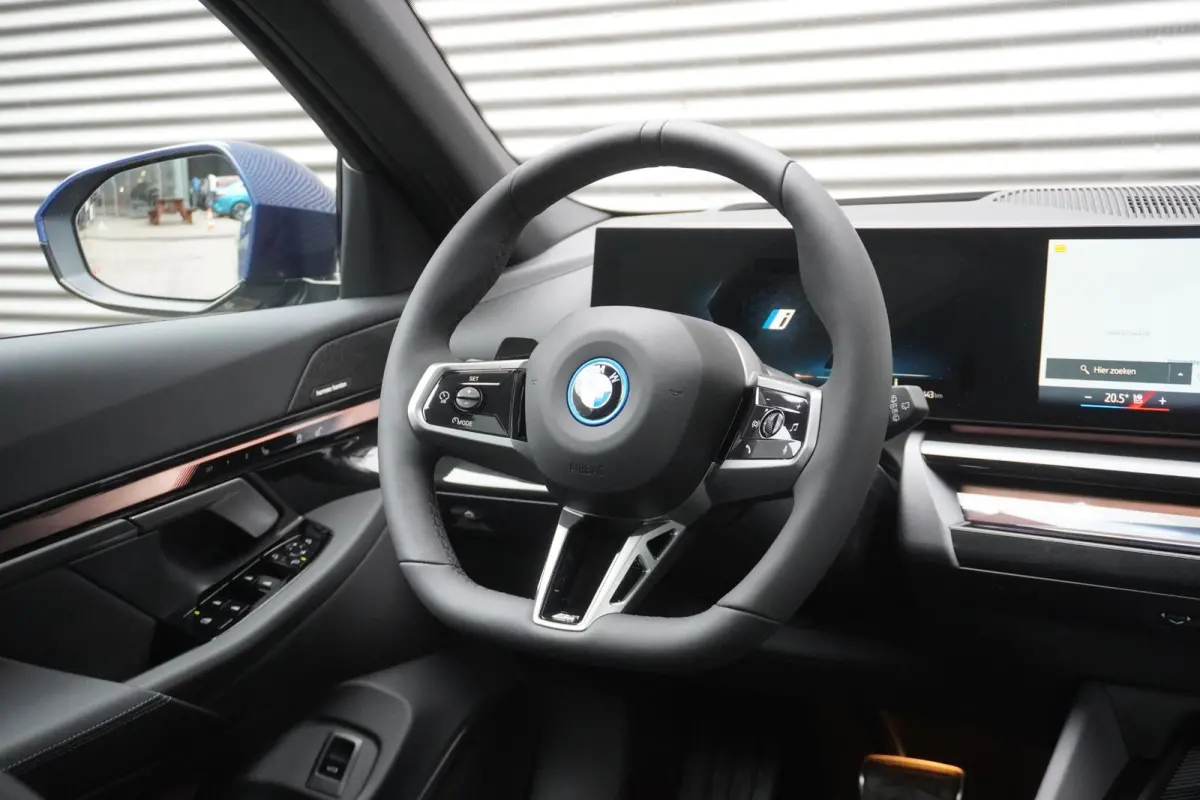 eDrive40 M Sportpakket | Comfort Pack | Trekhaak met elektrisch wegklapbare kogel | Glazen panoramadak | Driving Assistant Professional | Harman-Kardon sound system