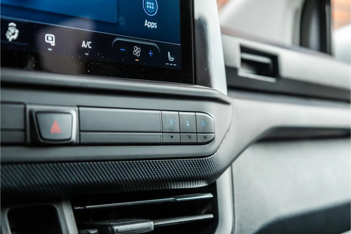 300 2.0 TDCI L2H1 Limited DC | BPM VRIJ | Dubbel Cabine | Elec schuifdeuren | ACC | Blind Spot | 360 Camera | CarPlay | Navigatie | Stoelverwarming | 5-Zitter | BPM Vrij