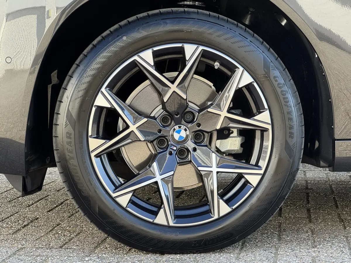 30e xDrive PHEV Fabrieksgarantie mei 2028 SOH 99% Clima Cruise Head-Up Stoelverwarming/ koeling Apple / Android 360 camera