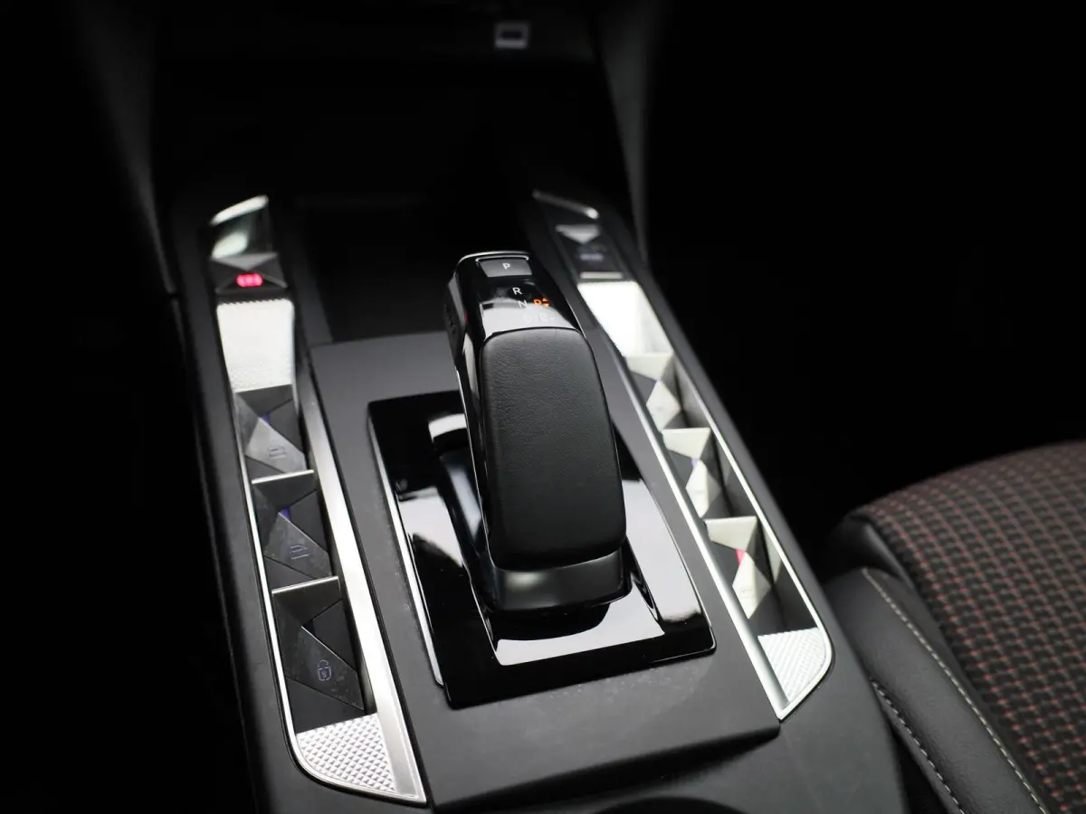 PERFORMANCE Line | Hoge instap| Parkeer camera | Apple Carpley - Android auto | Head-Up Display