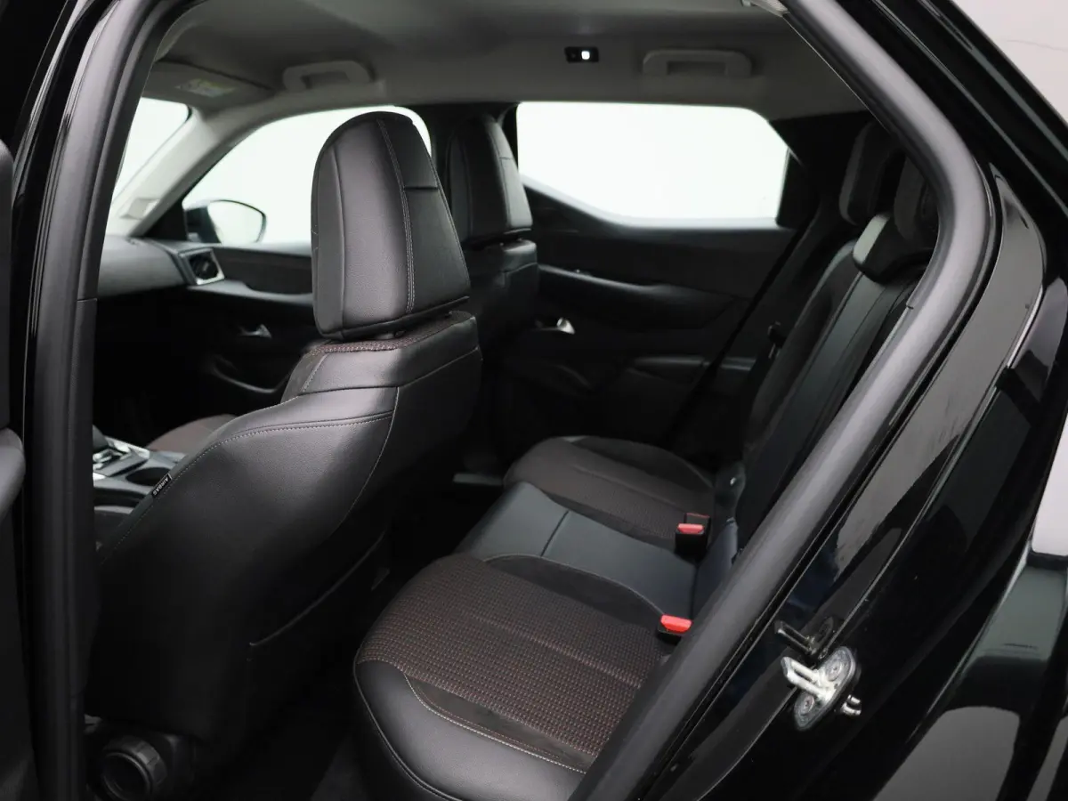 PERFORMANCE Line | Hoge instap| Parkeer camera | Apple Carpley - Android auto | Head-Up Display