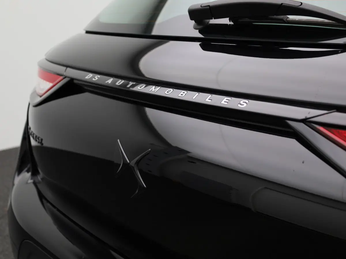 PERFORMANCE Line | Hoge instap| Parkeer camera | Apple Carpley - Android auto | Head-Up Display