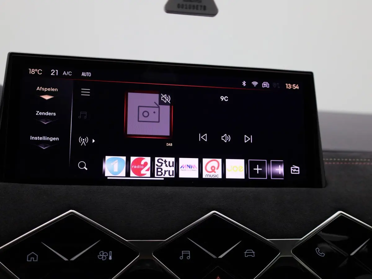 PERFORMANCE Line | Hoge instap| Parkeer camera | Apple Carpley - Android auto | Head-Up Display