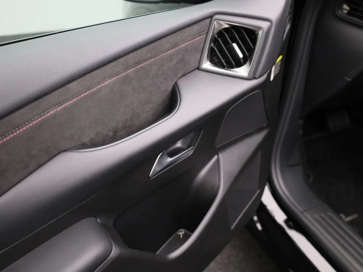 PERFORMANCE Line | Hoge instap| Parkeer camera | Apple Carpley - Android auto | Head-Up Display