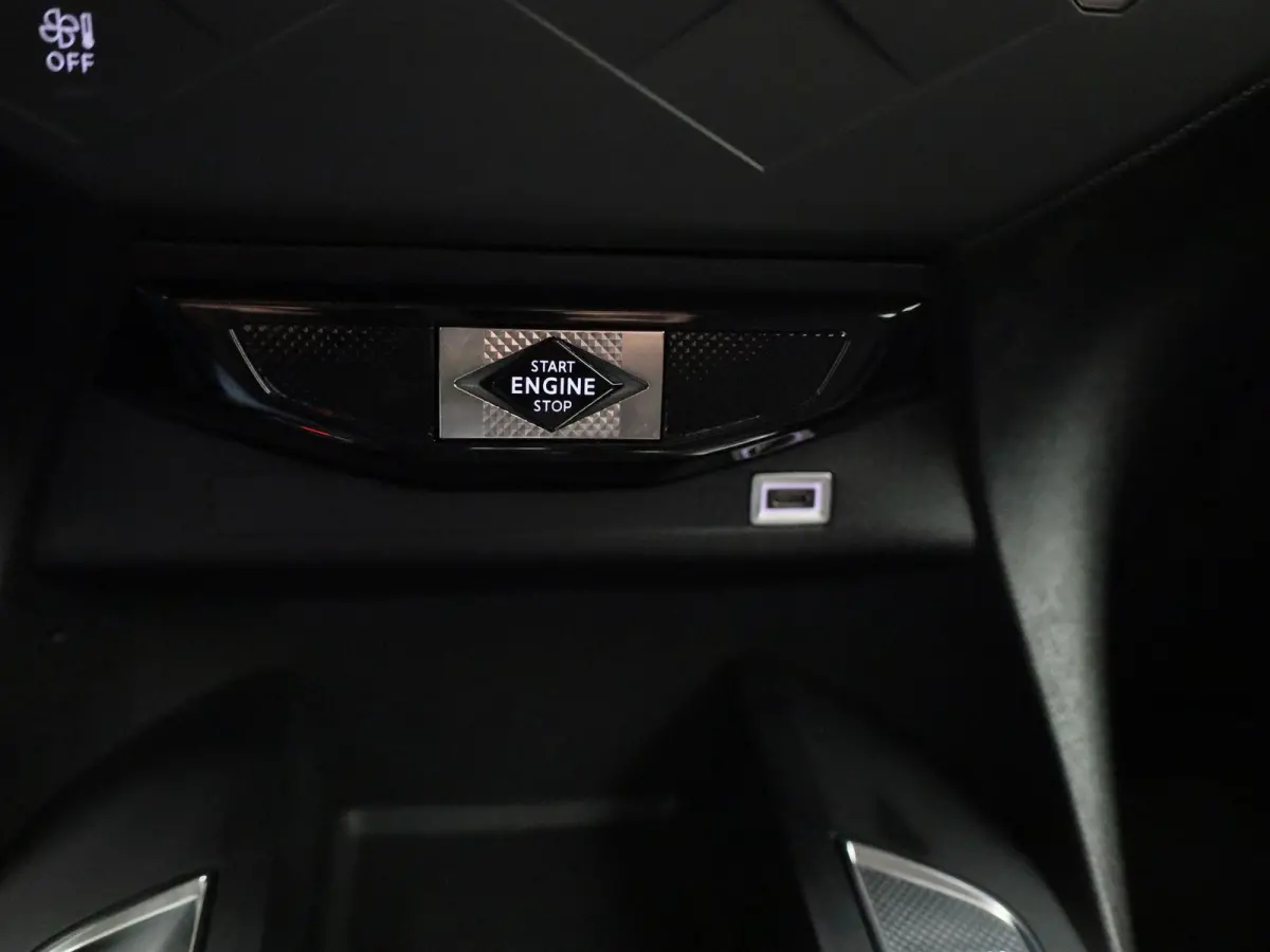 PERFORMANCE Line | Hoge instap| Parkeer camera | Apple Carpley - Android auto | Head-Up Display