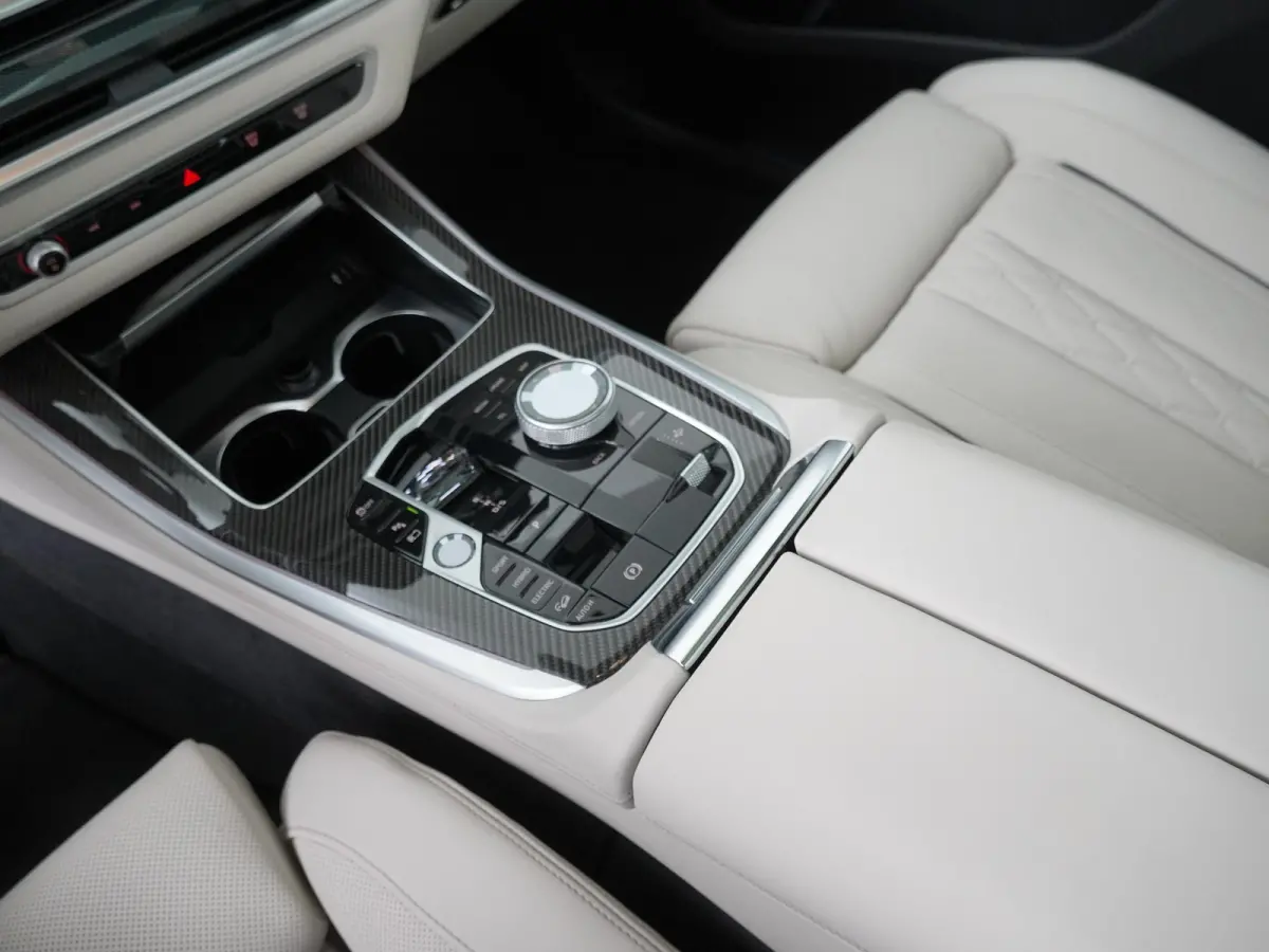 xDrive50e | SoH 100% | M-Sport Pro | Bowers & Wilkins | Sky Lounge | Alcantara Hemel | Soft Close | Stoelventilatie | Stoelverwarming V+A | Head-Up |