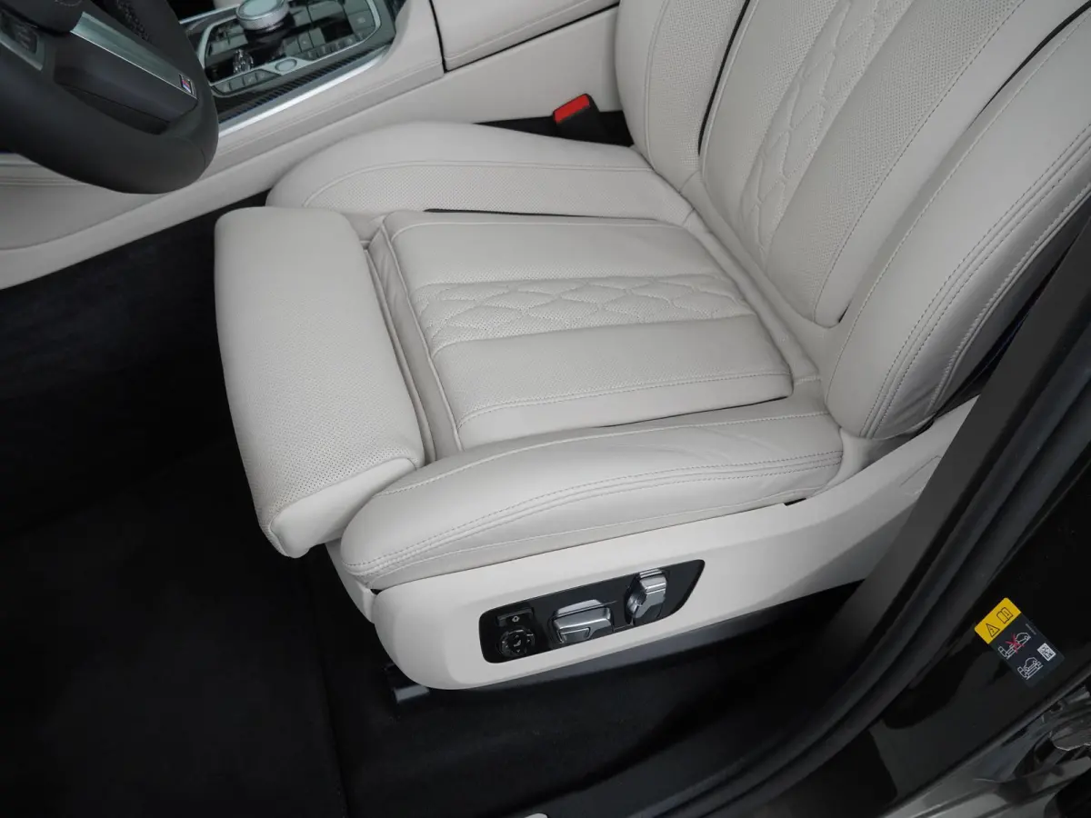 xDrive50e | SoH 100% | M-Sport Pro | Bowers & Wilkins | Sky Lounge | Alcantara Hemel | Soft Close | Stoelventilatie | Stoelverwarming V+A | Head-Up |